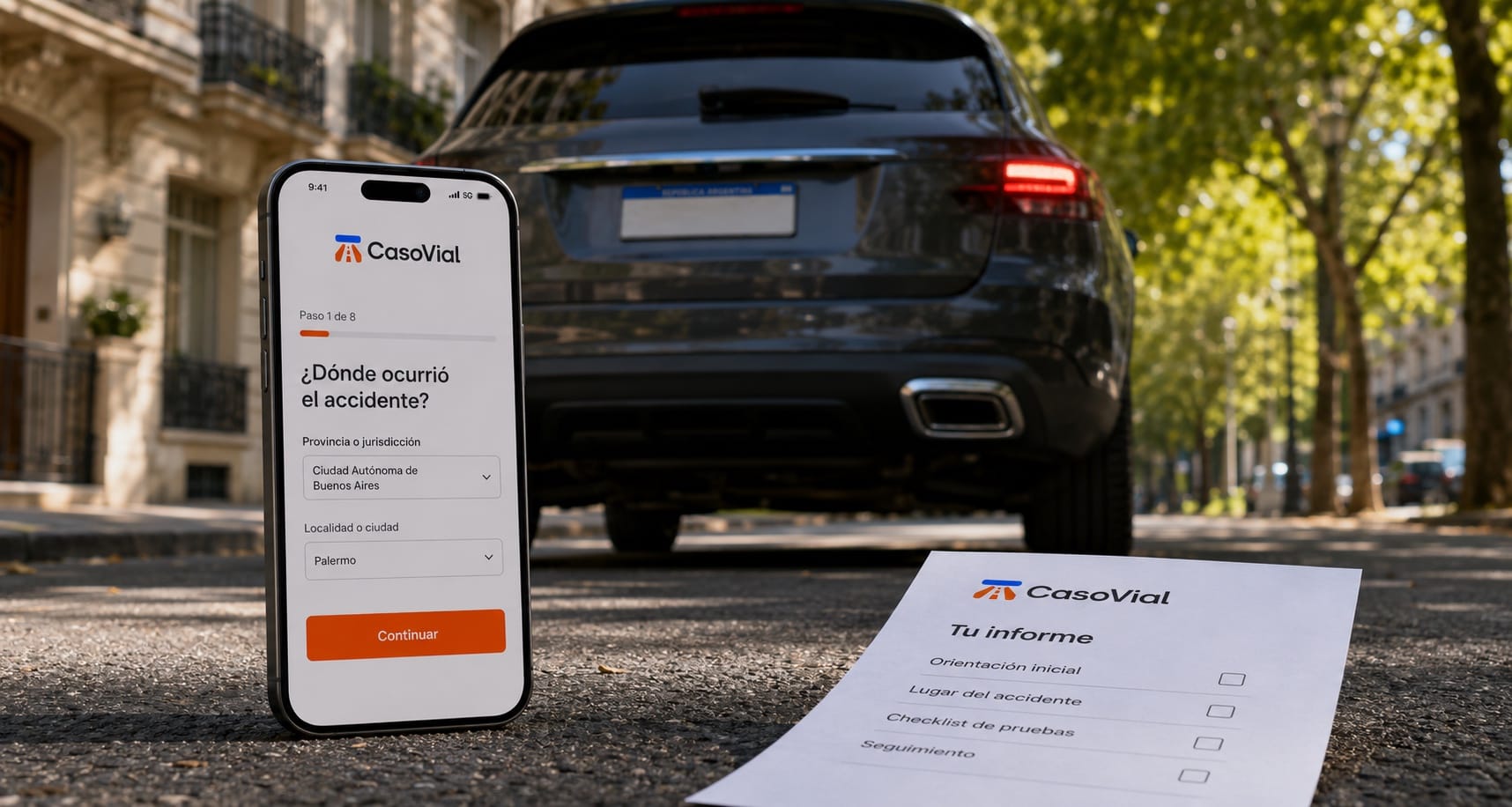 Un teléfono muestra el informe gratuito de CasoVial junto a un automóvil y un resumen impreso